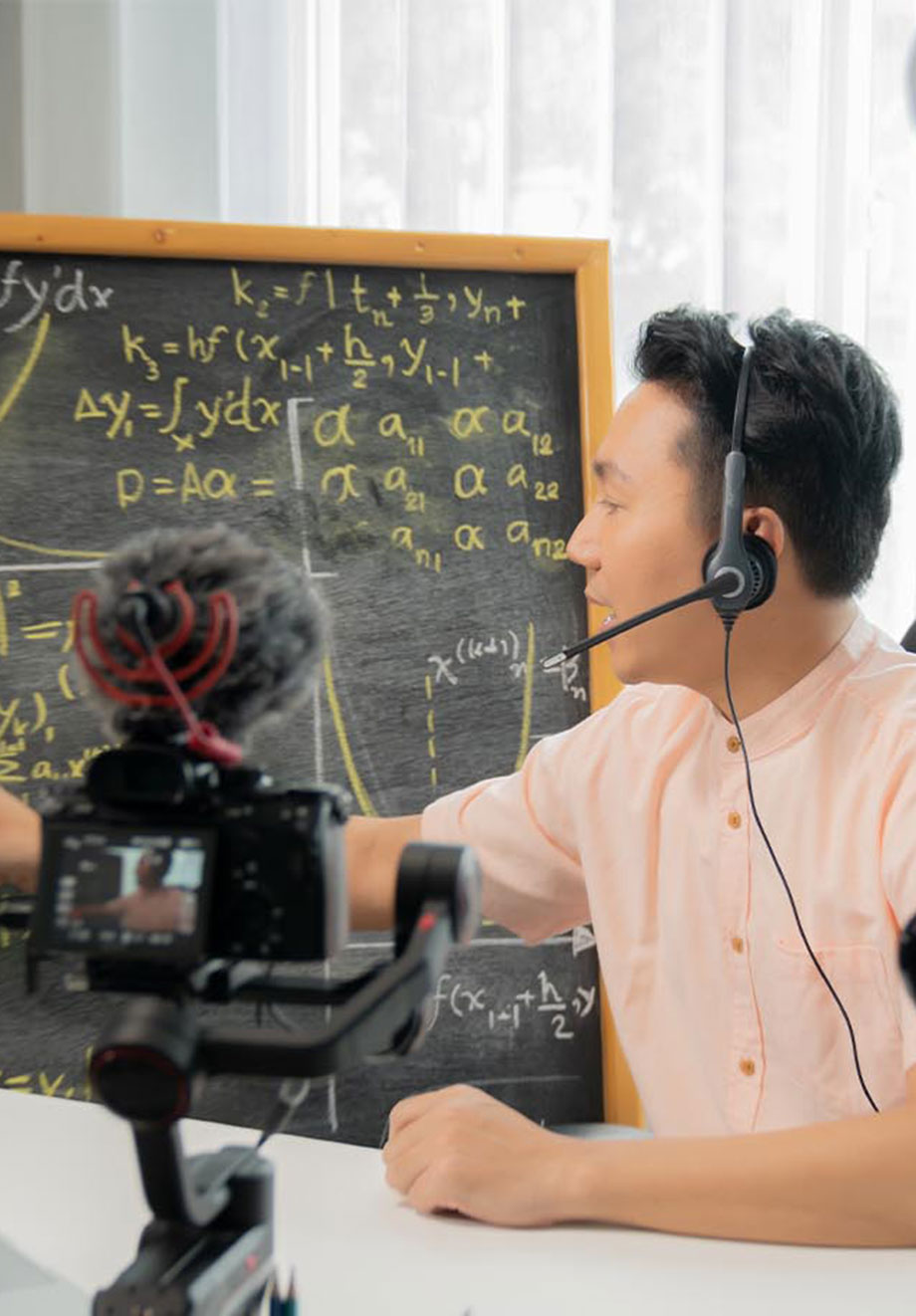 a teacher conducts an online video lesson for his students