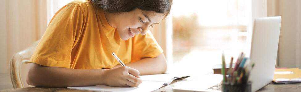 Imagem ilustrando uma garota estudando em uma mesa e em frente a um laptop, resultado do trabalho da D2L com o Colégio Positivo