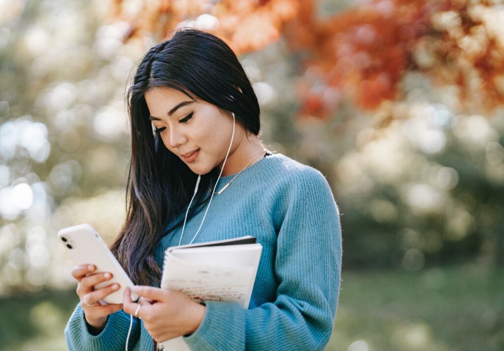 Women look at the phone